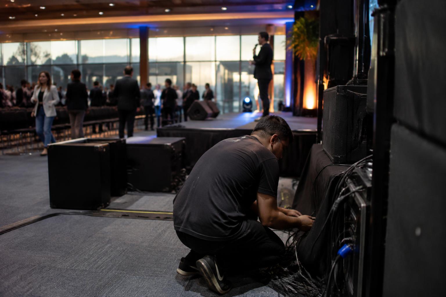 Técnico acompanhando a infraestrutura de um evento corporativo